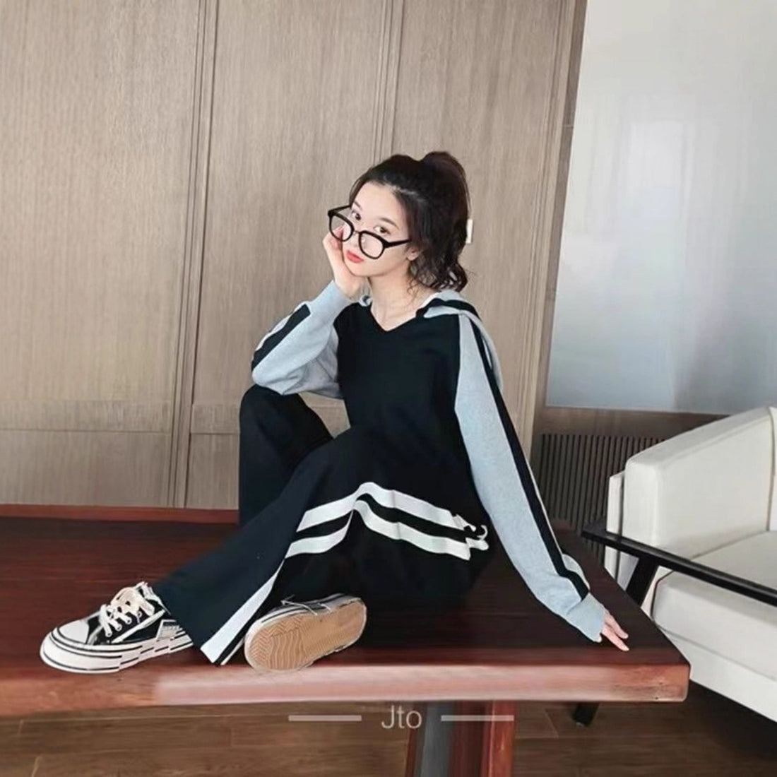 V-Neck Hooded Sweater & Wide-Leg Pants Set – Effortless Youthful Style & Comfort