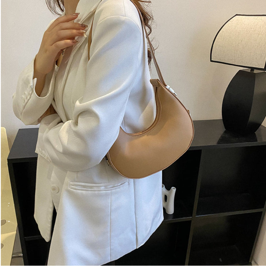Sac Crescent minimaliste – Élégance sculptée en similicuir
